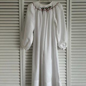 Maria Elena Christmas wreath smocked long sleeve dress white girl’s size 6